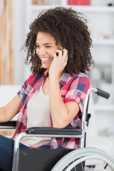 Glada vackra handikappad kvinna använder sin telefon — Stockfoto