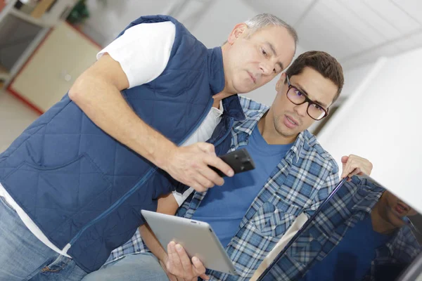 Chefe sênior e seu assistente trabalhando juntos — Fotografia de Stock