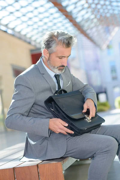 Um homem de negócios com uma mala — Fotografia de Stock