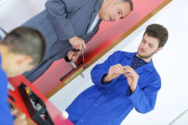 Fazendo uma porta e trabalho — Fotografia de Stock