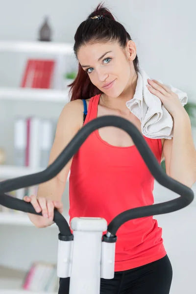 Fitness femme séchant la sueur avec un towell — Photo