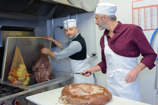 Grupp av kockar industriella kök — Stockfoto