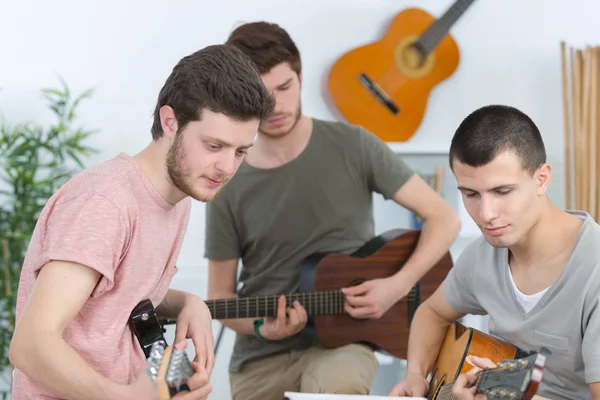 De drie gitarist en recreatie — Stockfoto