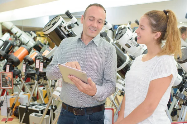 Negozio telescopio e uomo — Foto Stock