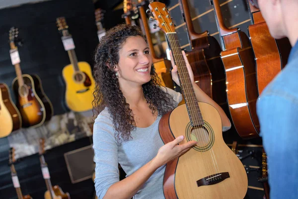 Mulher Segurando Guitarra Acústica Loja Música — Fotografia de Stock