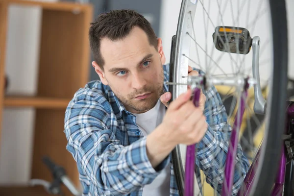 Joven Técnico Bicicletas Ajustando Rayos Una Rueda —  Fotos de Stock