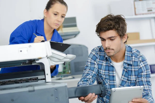 Junger Lehrling Repariert Einen Drucker — Stockfoto