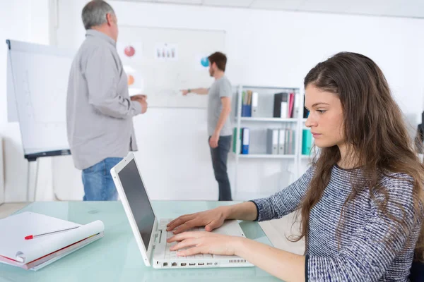 Chica Atractiva Estudiante Universitaria Utilizando Ordenador Portátil Aula — Foto de Stock