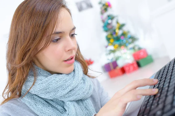 Vrouw Bezig Met Laptop Bij Kerstmis — Stockfoto