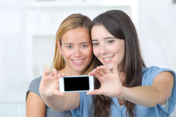 Dois Jovens Amigos Felizes Fazendo Selfie — Fotografia de Stock