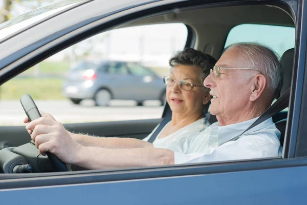 Close Van Senior Koppel Een Auto — Stockfoto