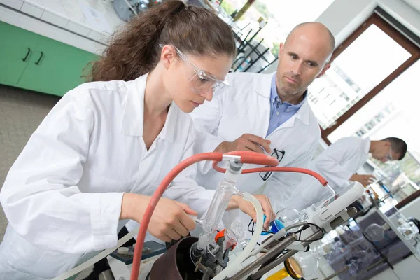 Científica Femenina Analizando Algo Través Microscopio Laboratorio —  Fotos de Stock