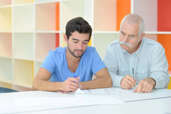 Affärsmän Som Arbetar Tillsammans Och Senior — Stockfoto