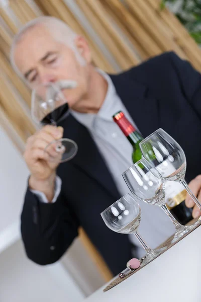 Homem Sênior Gosta Beber Vinho — Fotografia de Stock