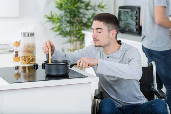 Uomo Sedia Rotelle Casa Cucina Piano Cottura — Foto Stock