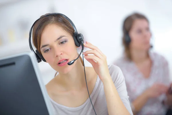 Mulher Trabalhando Computador Com Fone Ouvido Escritório — Fotografia de Stock