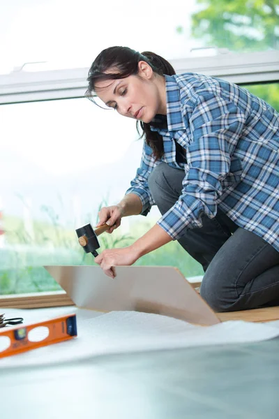 Vrouw Bezig Met Houten Vloer — Stockfoto