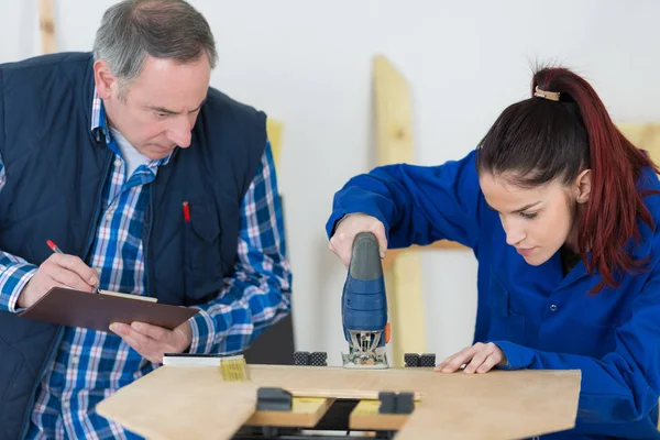 Falegname Con Apprendista Donna Che Lavora Cantiere — Foto Stock