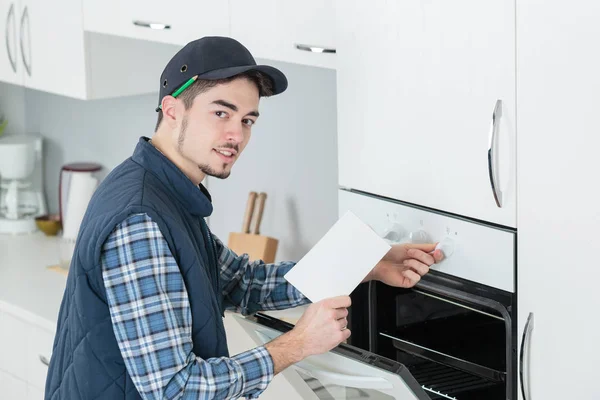 Joven Reparador General Instalación Horno Nuevo Cocina — Foto de Stock