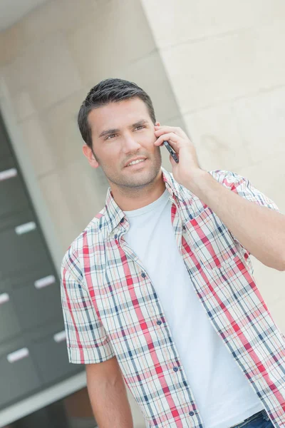 Hombre Teléfono Parece Perdido — Foto de Stock