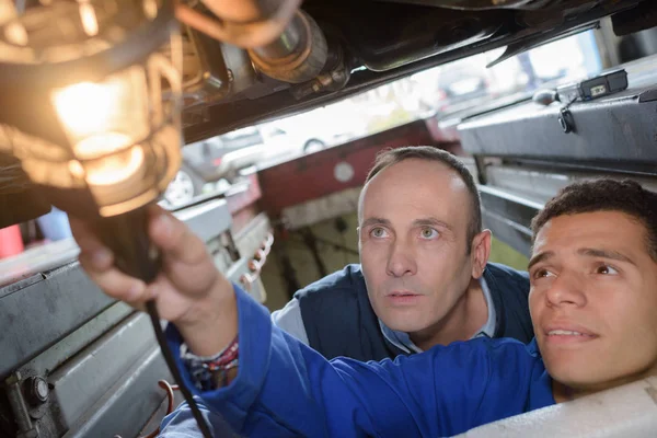 Team Meccanici Che Lavorano Insieme Garage Riparazione — Foto Stock