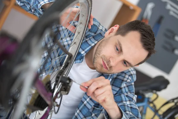 Foto Primer Plano Del Joven Reparando Rueda Trasera Bicicleta — Foto de Stock