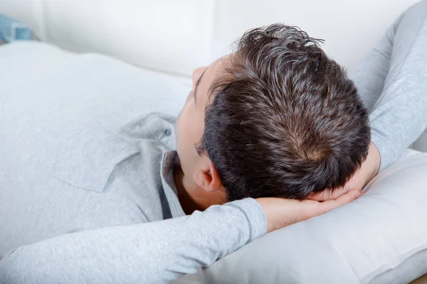 Hombre Descansando Sofá — Foto de Stock