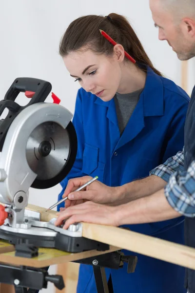 Aprendiz Femenina Aprendiendo Usar Sierra Circular —  Fotos de Stock