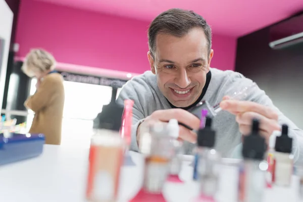 Homem Feliz Olhando Para Enchimentos Vape — Fotografia de Stock