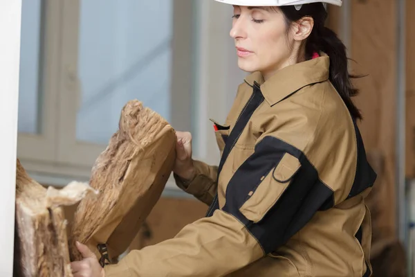 Arbeiterin Benutzt Isolierplatten Auf Baustelle — Stockfoto