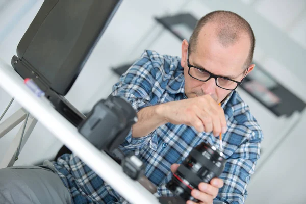 Hombre Limpieza Reparación Una Lente Cámara Digital — Foto de Stock