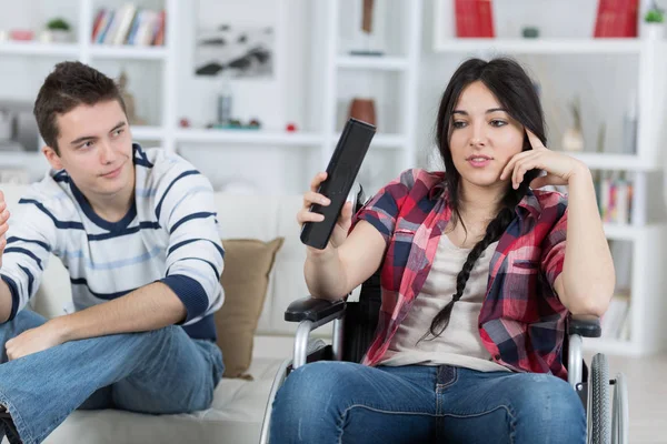 Jong Koppel Ontspannen Woonkamer Uitgeschakeld Vriendin — Stockfoto