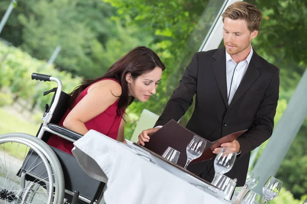 Frau Rollstuhl Beim Mittagessen Restaurant — Stockfoto