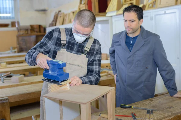 Aprendiz Masculino Lijando Una Parte Del Gabinete Una Carpintería — Foto de Stock