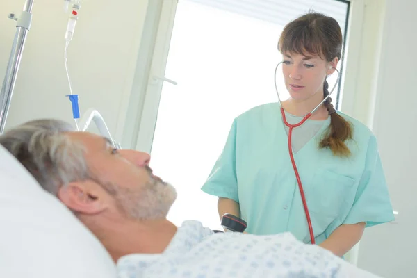 Krankenschwester Überprüft Den Patienten — Stockfoto