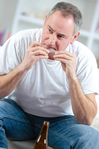 Nahaufnahme Eines Mannes Der Rollenden Tabak Leckt — Stockfoto