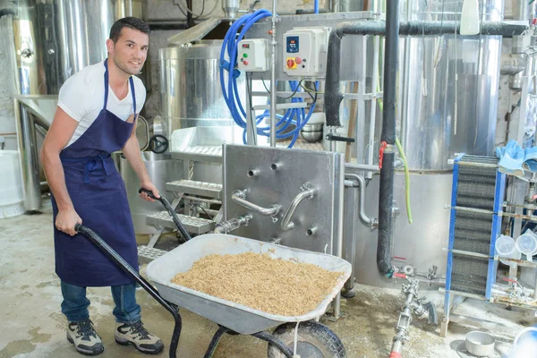 Operaio Che Trasporta Birra Malto — Foto Stock