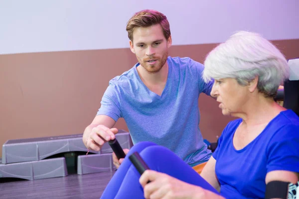 Trenér Podporovat Starší Žena Fitness Studiu — Stock fotografie