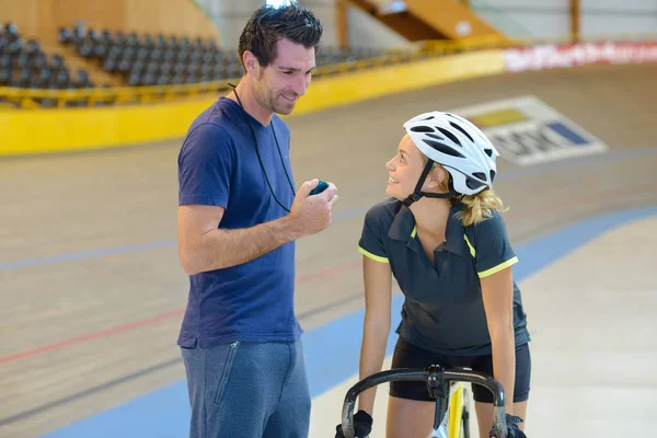 Femme Cycliste Parlant Entraîneur — Photo