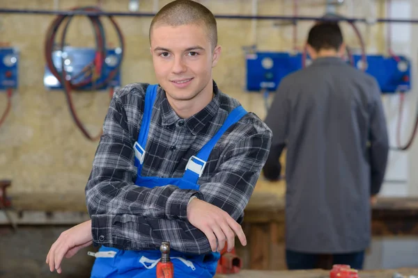 Junge Mechaniker Lehrlinge Einer Werkstatt — Stockfoto