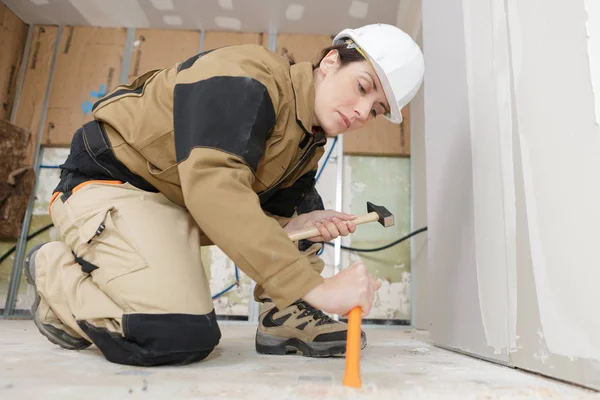 Mujer Usando Martillo Cincel — Foto de Stock