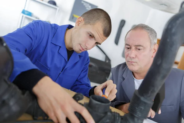 Meccanico Tirocinante Sesso Maschile Che Lavorano Insieme — Foto Stock