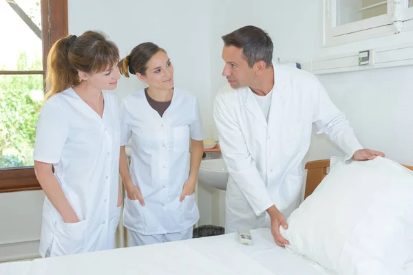 Медсестри Вчаться Робити Лікарняне Ліжко — стокове фото
