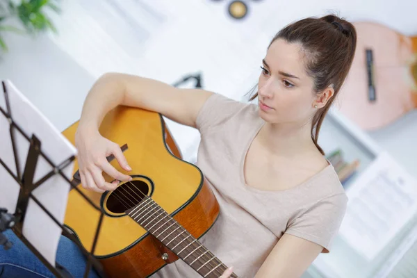 Chica Tocando Guitarra Chica — Foto de Stock