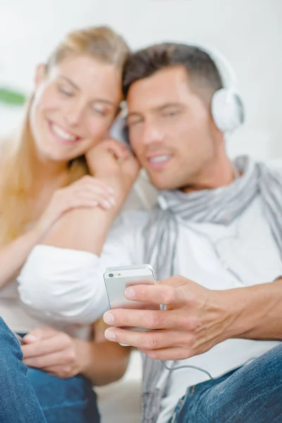 Casal Com Telefone Celular Fones Ouvido — Fotografia de Stock