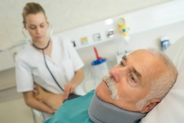 Médico Feminino Examinando Paciente Sênior Com Lesões Pescoço — Fotografia de Stock