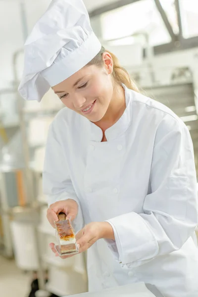 Chef Segurando Pastelaria Atraente — Fotografia de Stock