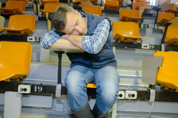 Człowiek Śpiący Amfiteatrze — Zdjęcie stockowe