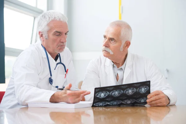 Médicos Discutiendo Una Radiografía Hospital — Foto de Stock