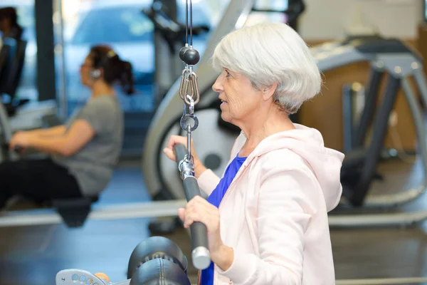 在健身房锻炼的老年妇女 — 图库照片